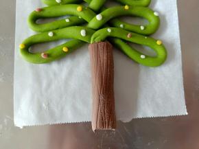 包在圣诞树的树干上，圣诞树就做好了