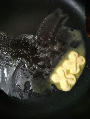 不粘锅中火炒至黄油溶化