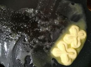 不粘锅中火炒至黄油溶化