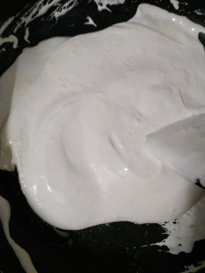 棉花糖加入锅里进行翻拌， 要不停的翻拌，以免棉花糖炒糊了， 炒至黄油与棉花糖充分溶合在一起， 糖浆会变浓稠。