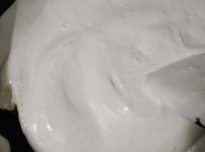 棉花糖加入锅里进行翻拌， 要不停的翻拌，以免棉花糖炒糊了， 炒至黄油与棉花糖充分溶合在一起， 糖浆会变浓稠。