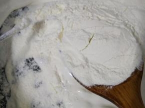 再倒入奶粉，炒拌至奶粉溶化。