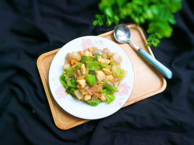 泡椒洋葱炒鸡丁