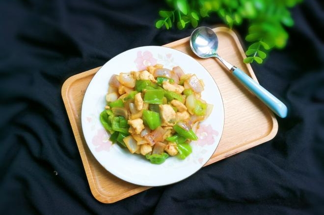 泡椒洋葱炒鸡丁