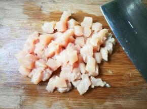鸡脯肉切去筋膜小，切成小丁