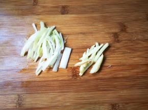 大葱，姜分别切丝