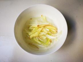 葱姜丝放入碗中，放入100毫升清水浸泡抓一抓