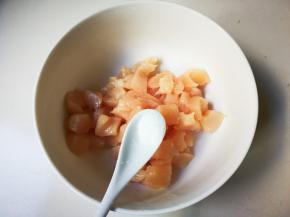 鸡脯丁放入碗中，放半小勺盐