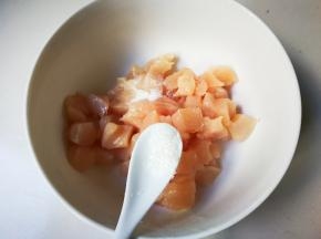 放入半小勺糖