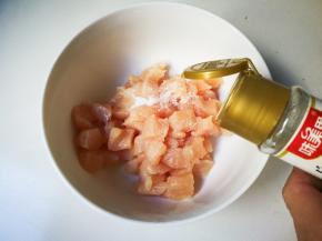 放入少许白胡椒粉