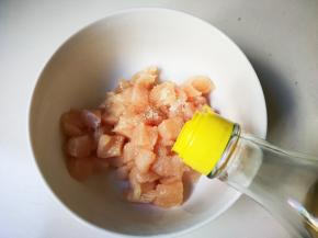 放入一勺料酒抓一抓