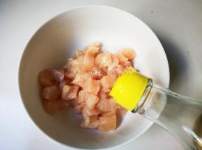 放入一勺料酒抓一抓