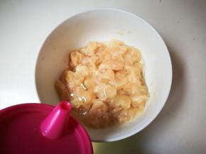 轻轻抓至有粘性，淋入一勺葵花籽油，腌制半小时