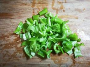 泡椒去籽洗净切成小块