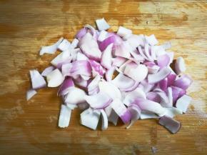 洋葱剥去皮切成小块