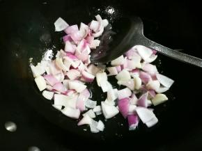 锅中余油放入洋葱翻炒出香味