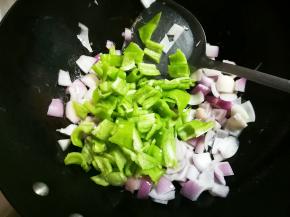 放入泡椒翻炒片刻