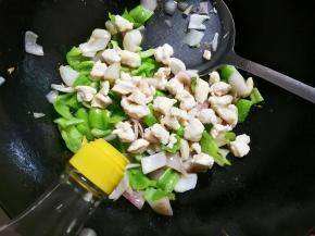 放入鸡丁，淋入一勺料酒