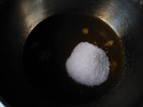 将黄油、白糖、红糖和水混合