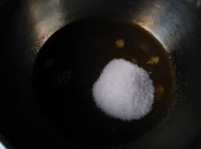 将黄油、白糖、红糖和水混合