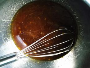 加入蛋液，搅拌均匀