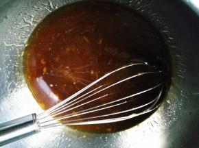 加入蛋液，搅拌均匀