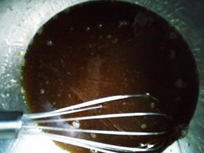 加入蜂蜜，搅拌均匀