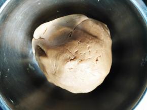 揉成团，包保鲜膜，冷藏1小时