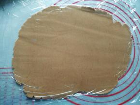 取出面团，隔保鲜膜擀成大约3毫米的片状，底座稍微厚一些