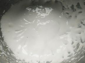蛋白加入柠檬汁和糖粉打发至浓稠，装入裱花袋