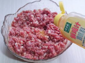 首先将肉糜放入器具中，加入蚝油，盐，生抽，十三香，料酒，食用油搅拌均匀，加入鲜鸡汁，再次搅拌均匀。(猪肉洗干净，放入绞肉机搅碎)