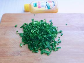 韭菜洗干净，淋干水分，切碎。