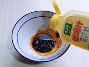 再挤入鲜鸡汁。(用鸡汁无需调味，没有鸡汁也可以用调味料)