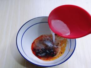 再盛入煮饺子的汤。