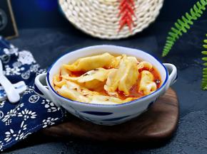 把煮熟的饺子捞出放碗里即可。