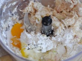 加些玉米淀粉和两个鹌鹑蛋，继续搅打。