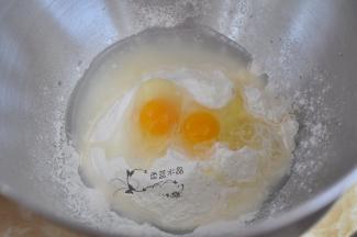 再来和面。将金龙鱼饺子专用麦芯小麦粉、水、两个鹌鹑蛋混合。