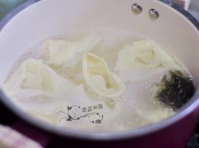 锅里水烧开后，放入紫菜，下入馄饨，盖上锅盖煮3分钟，开盖后再煮2分钟，至馄饨体积变大，飘浮起来。