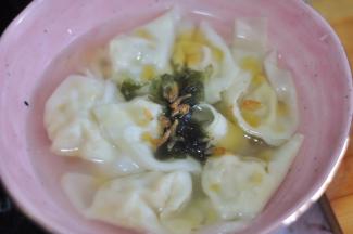 捞出后，在碗里加入盐、虾皮、香油调味。