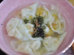 捞出后，在碗里加入盐、虾皮、香油调味。