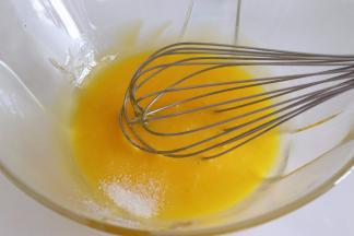 蛋黄加入细砂糖搅匀。
