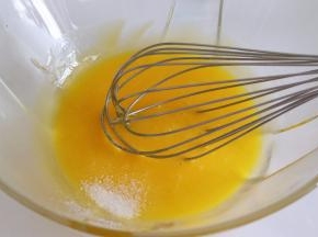 蛋黄加入细砂糖搅匀。