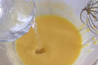 加入纯净水，搅拌到蛋黄发白的状态，充分的乳化。