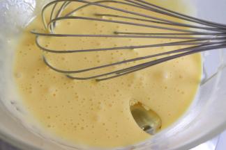 加入油，继续搅拌均匀。