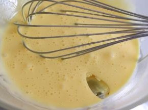 加入油，继续搅拌均匀。