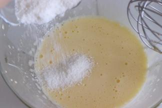 加入椰蓉，拌匀。