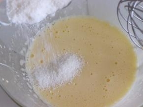 加入椰蓉，拌匀。