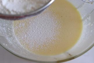 筛入低筋面粉切拌均匀。