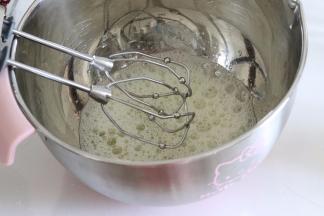 蛋白打散加入几滴柠檬汁。