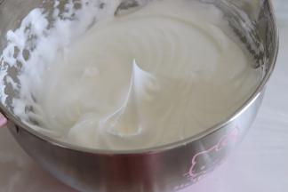 分三次加入细砂糖打发到拉起打蛋器呈现倒三角的状态。